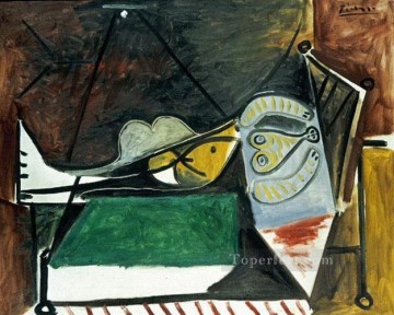 パブロ・ピカソ Painting - ランプの下に横たわる女性 1960年 パブロ・ピカソ